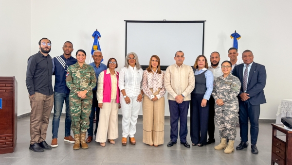 Capacitación de PROMIPYME orientada a mujeres emprendedoras durante la visita del buque hospital USNS Comfort